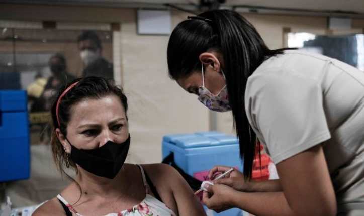 Una mujer recibe la vacuna contra la covid-19 en San José, Costa Rica. (Foto Prensa Libre: EFE)
