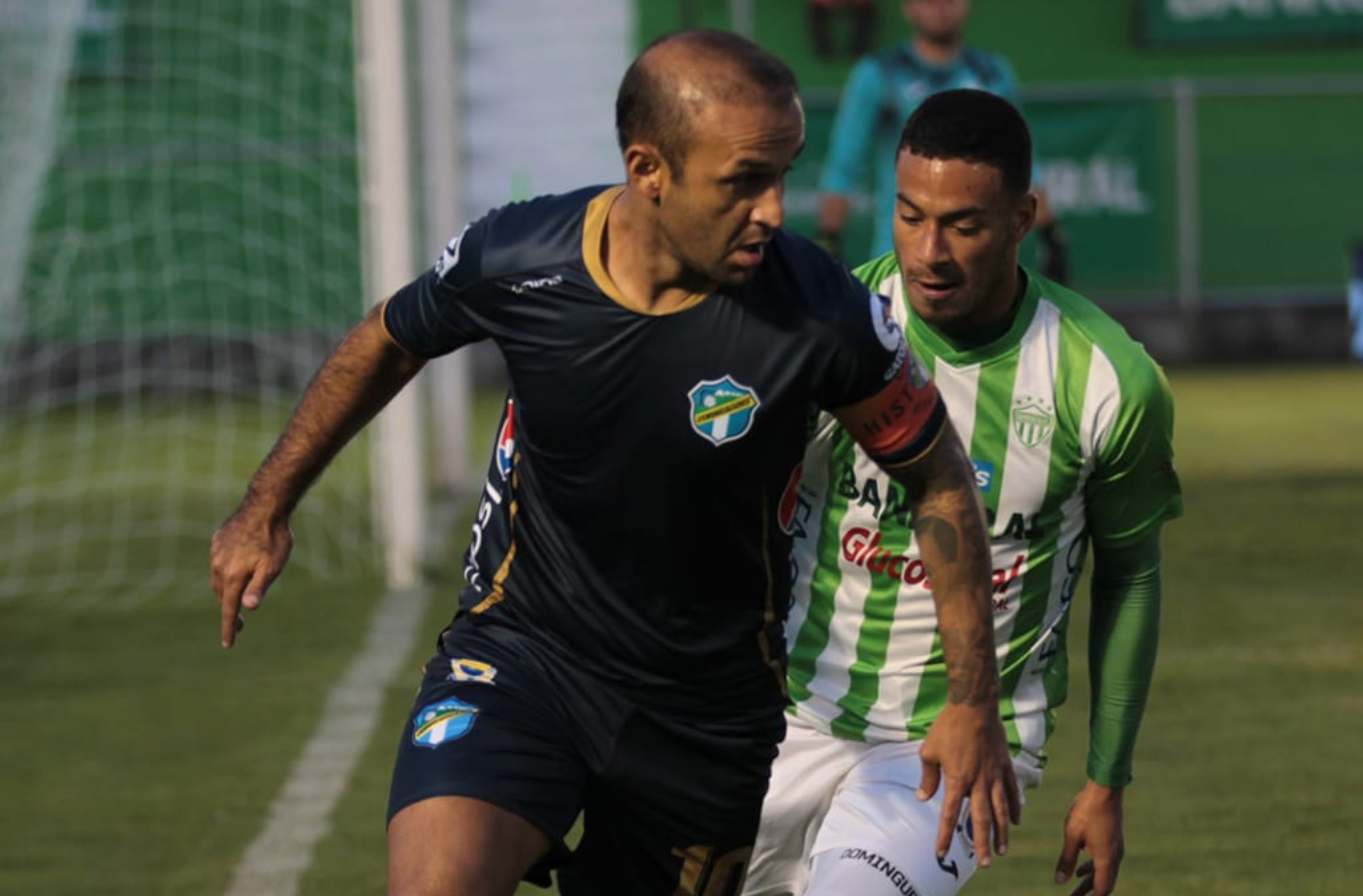 Manuel Contreras en una acción del juego de la primera vuelta ante Antigua en el estadio Pensativo. Foto Liga Nacional.