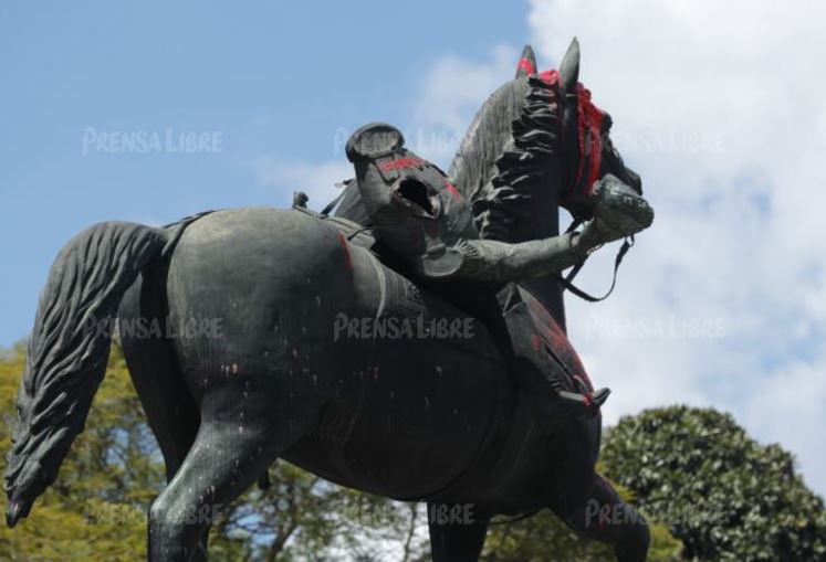 Manifestantes arremetieron contra monumentos en la capital. (Foto Prensa Libre: Esbin García)