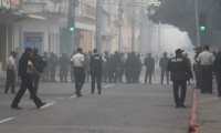 Situación tensa por disturbios provocados por militares veteranos en el Congreso. (Foto Prensa Libre: María José Bonilla)