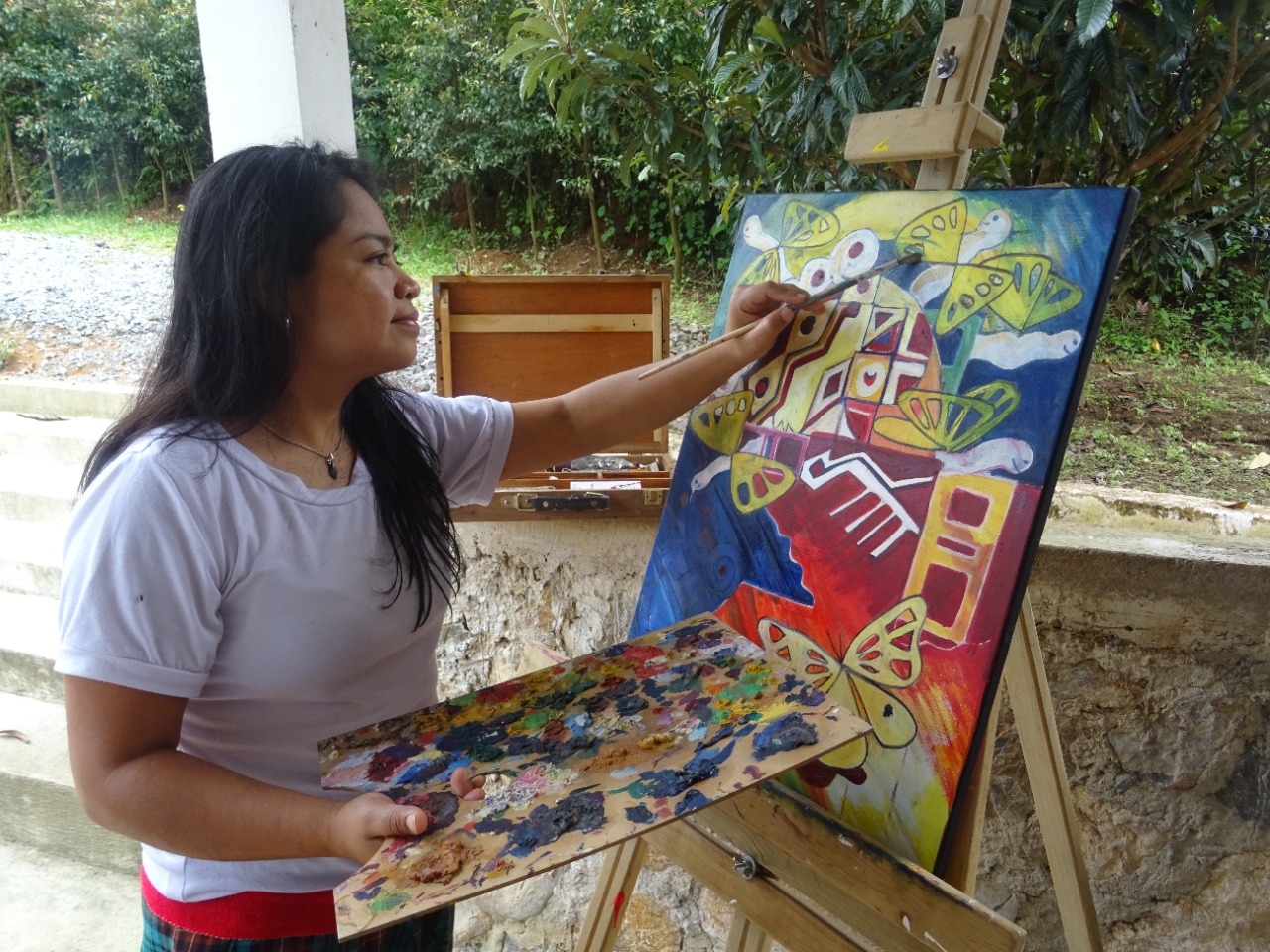 La artista visual Evelyn Morán, de Alta Verapaz, ha continuado produciendo obras, aunque no en la misma cantidad, pues la demanda  del arte ha decaído considerablemente. (Foto Prensa Libre, cortesía de Evelyn Morán)