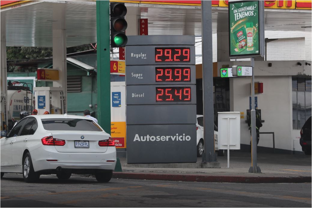 El precio del galón de combustible registró un incremento de Q1 en las estaciones de servicio. (Foto Prensa Libre: Érick Ávila)