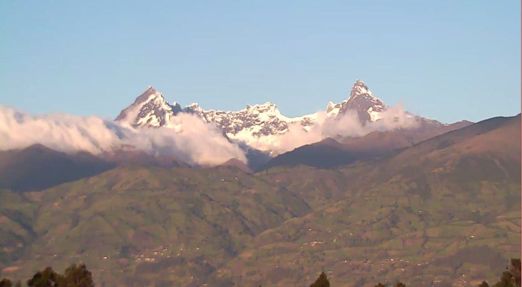 Un grupo de turistas quedó atrapado por las condiciones climáticas en Chimborazo, la montaña más alta de Ecuador.  (Foto Prensa Libre: ECU911)