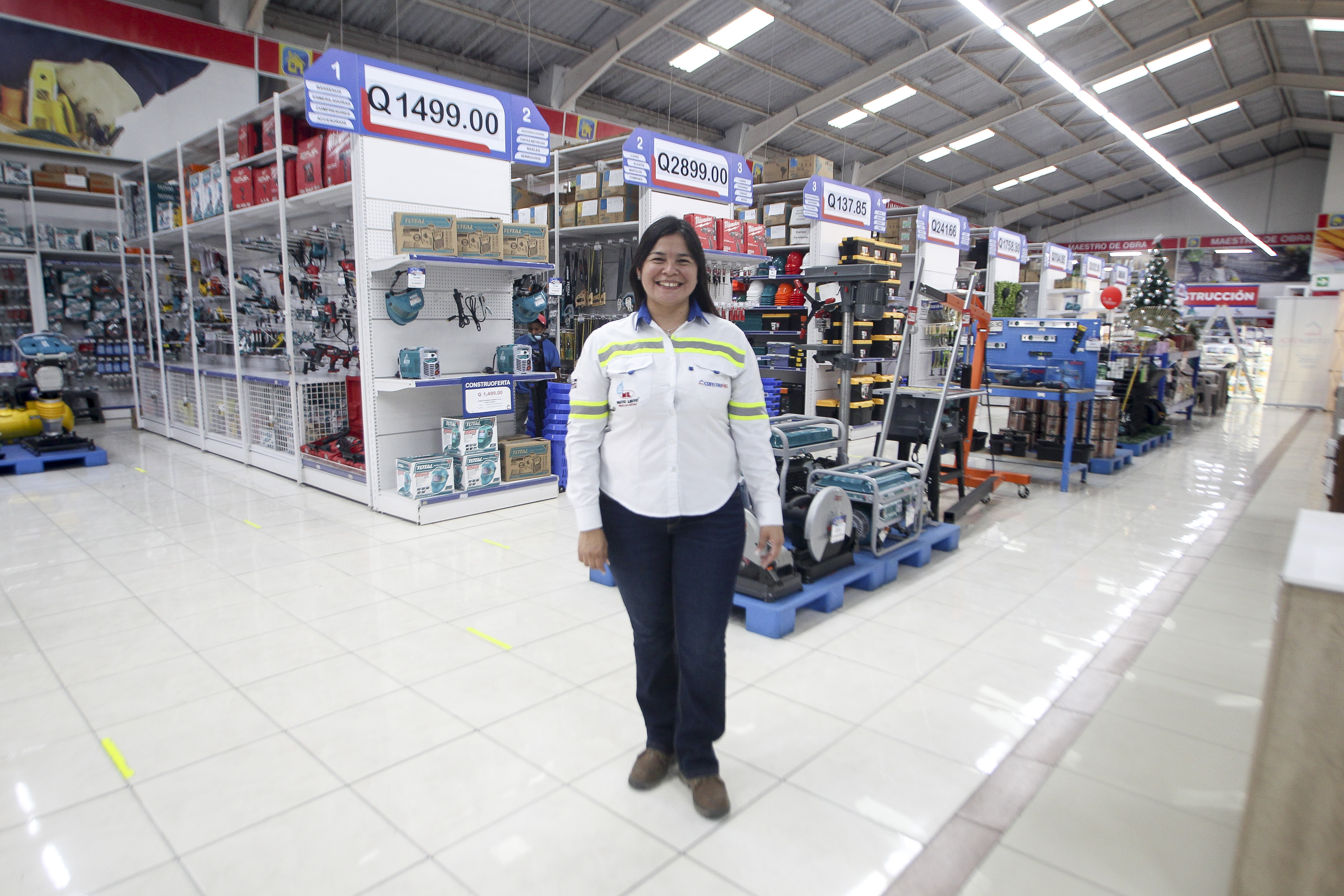 Norma Rivera, gerente de tiendas Construfácil, en la ubicación de Don Justo. Foto Prensa Libre: Norvin Mendoza.