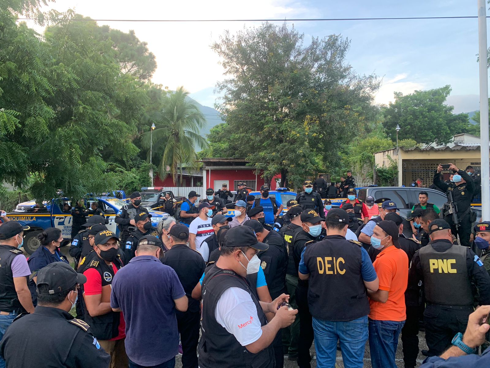 Agentes de las fuerzas de seguridad y del Ministerio Público llegaron el domingo 24 de octubre del 2021 a El Estor, durante el primer día de estado de Sitio. (Foto, Prensa Libre: Dony Stewart).