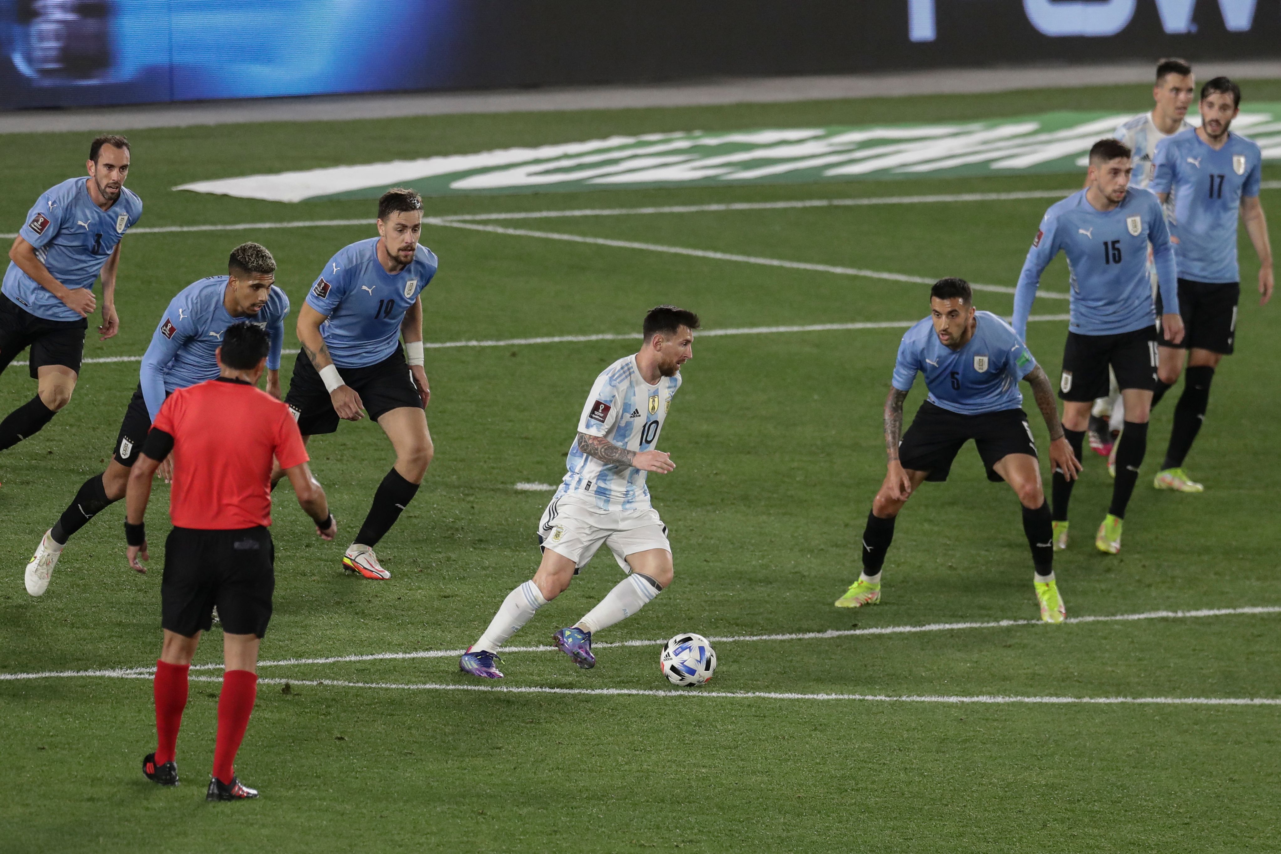 Lionel Messi controla el balón en el duelo contra Uruguay. (Foto Prensa Libre: AFP)
