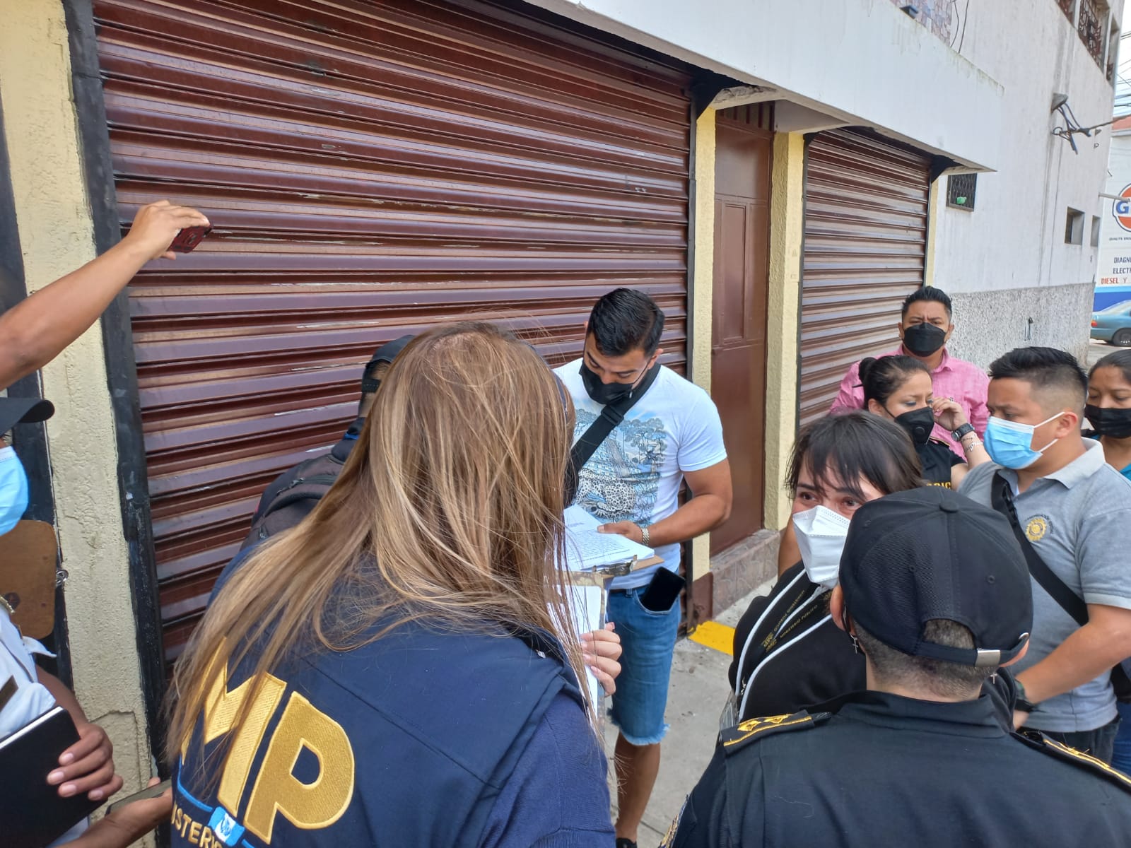 La Fiscalía de Niñez y Adolescencia en coordinación con PNC realiza ocho diligencias de allanamiento en la zona 12 en seguimiento a investigaciones relacionadas con la secta Lev Tahor. Foto Prensa Libre: Ministerio Público,