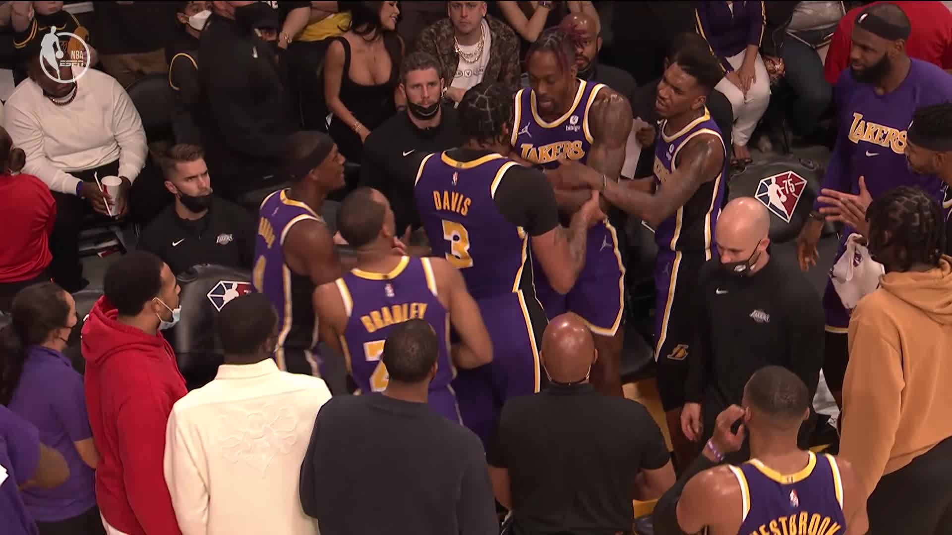 Los jugadores del LA Lakers Dwight Howard y Anthony Davis protagoizaron una bochornosa pelea entre ellos enfrentando a los Suns de Phoenix. (Foto Prensa Libre: Twitter)