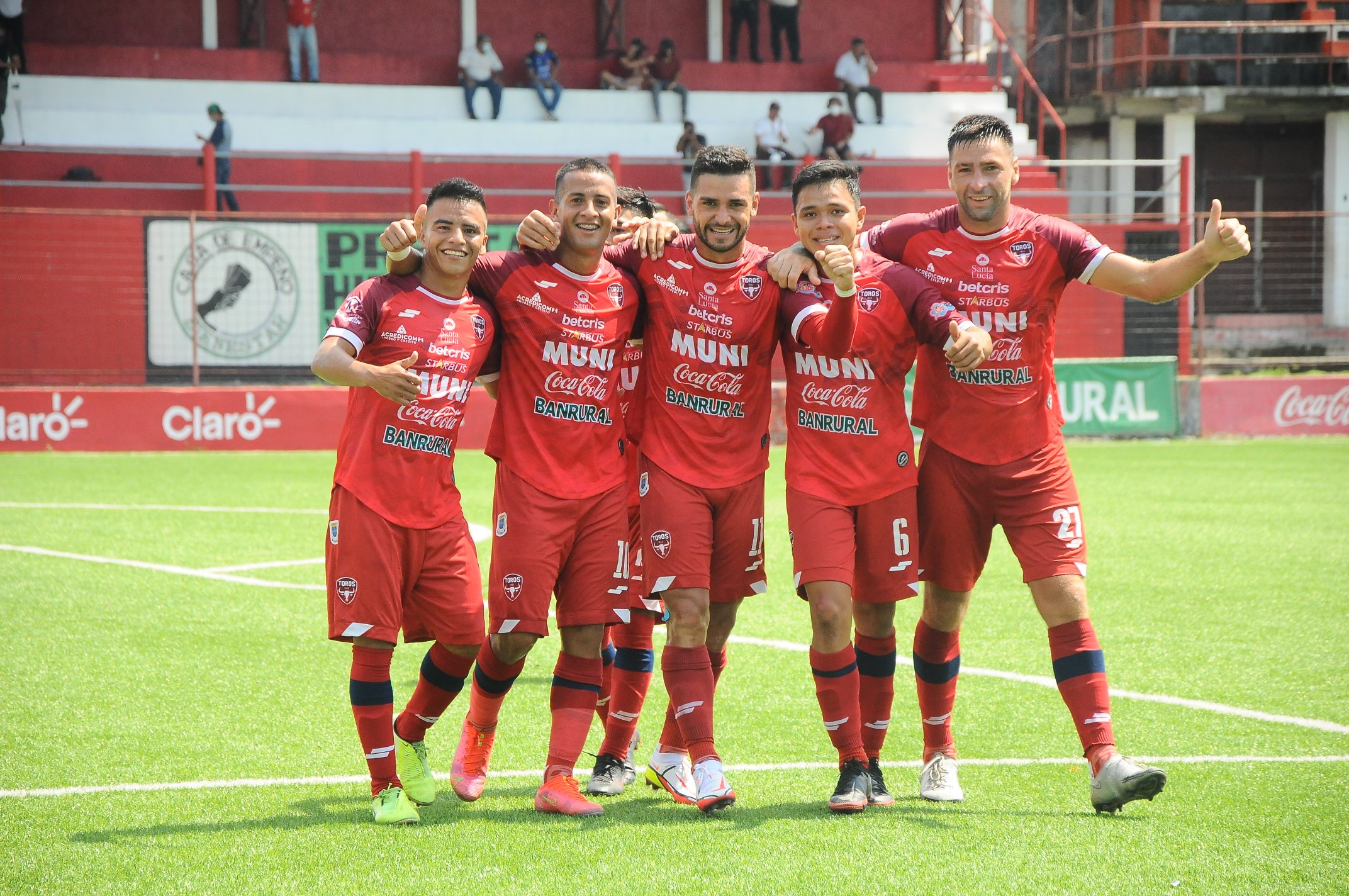 Matías Rotondi festeja con sus compañeros uno de los goles de Malacateco frente a Iztapa. (Foto @DMalacateco).