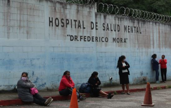 Pacientes llegan por medicamentos al Hospital Federico Mora. (Foto Prensa Libre: María José Bonilla)