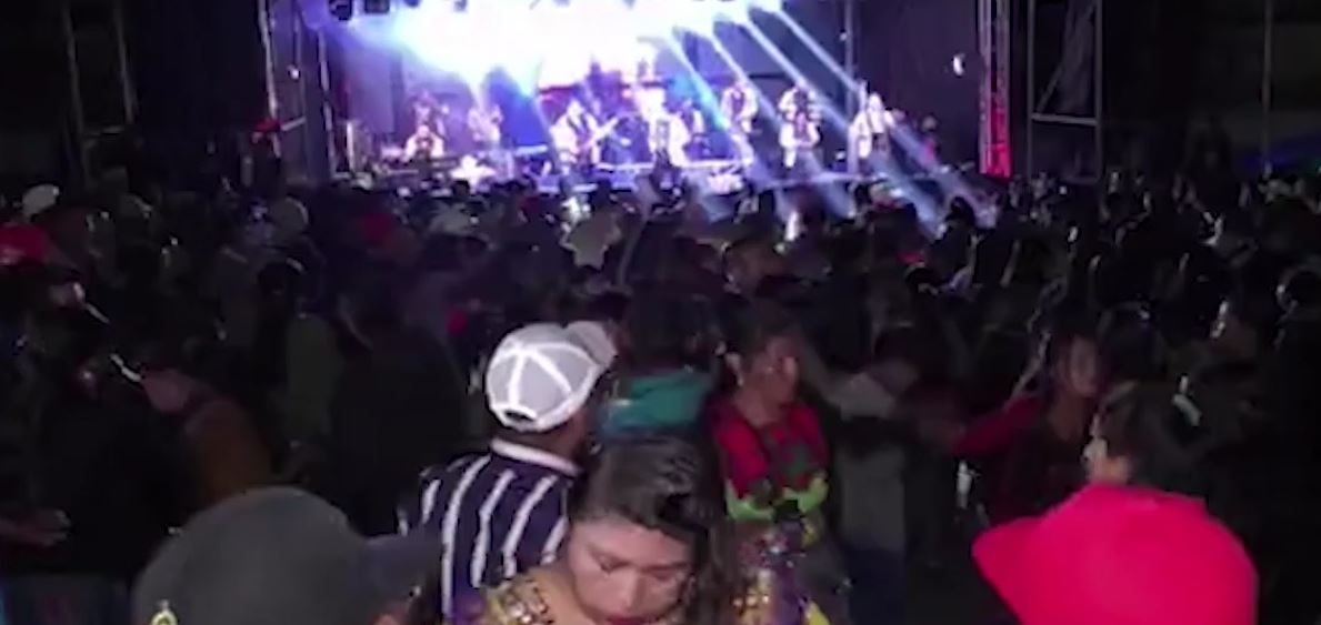 En Quiché han sido recurrentes las fiestas masivas en medio de las prohibiciones por el covid-19. (Foto Prensa Libre: Héctor Cordero)