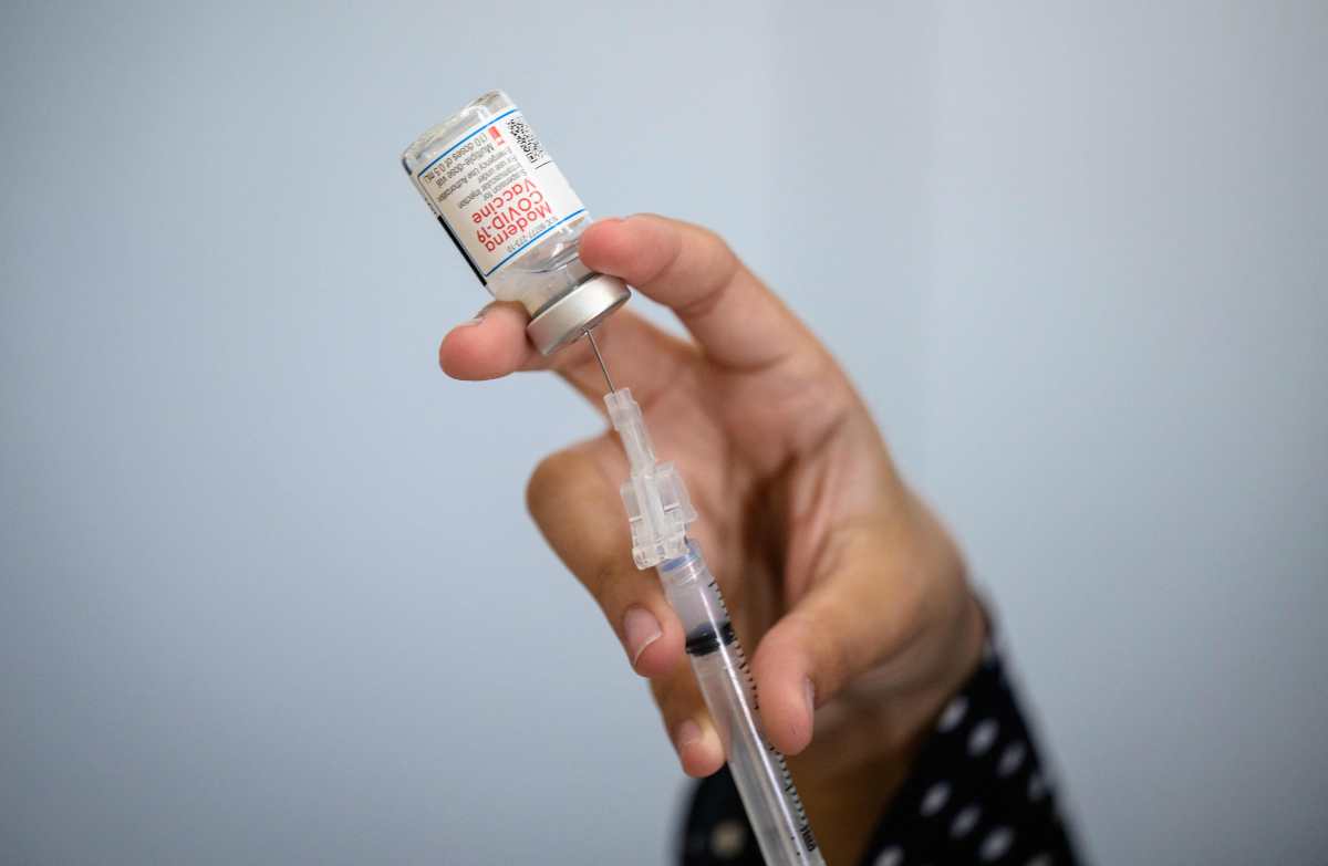 Se retrasa aprobación de EE.UU. para vacunas de Moderna en adolescentes