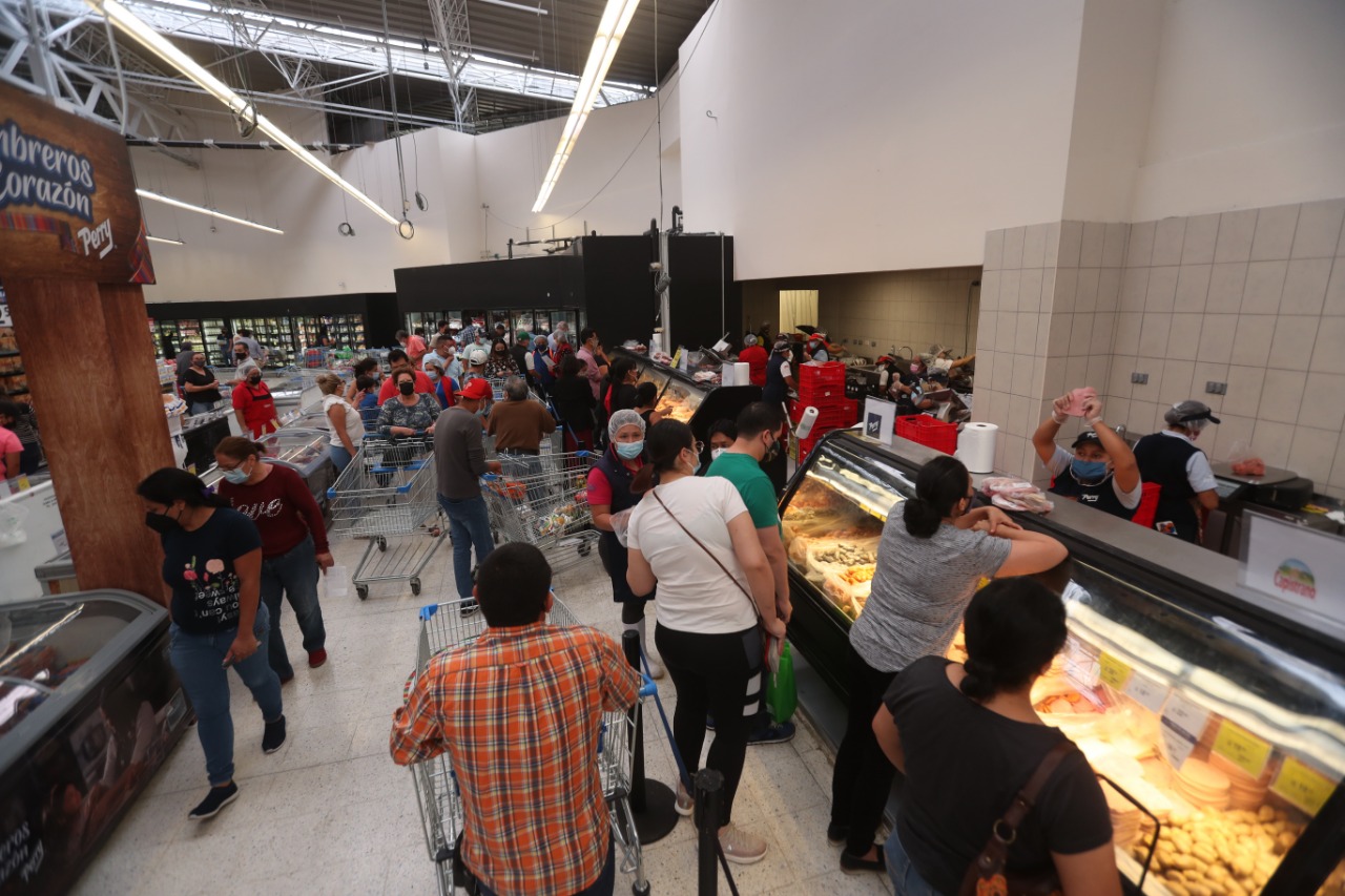 Consumidores asistieron este viernes a demandar varios productos que se utilizan para la preparación del fiambre. (Foto Prensa Libre: Juan Diego González)  