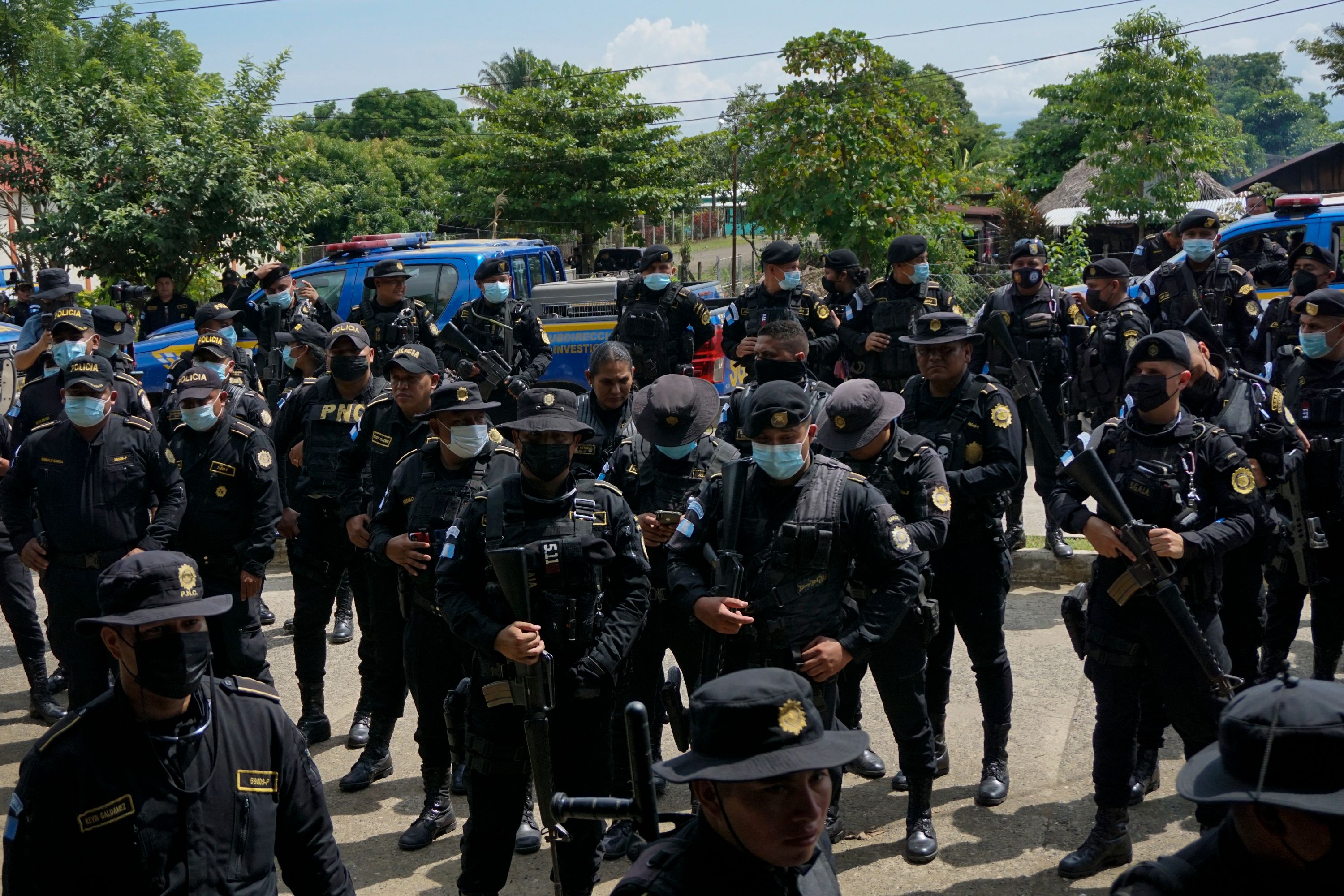Más de 300 agentes de la PNC han sido movilizados hacia El Estor, Izabal, para efectuar la búsqueda de personas señaladas de haber herido a uniformados. (Foto Prensa Libre: Archivo AFP)