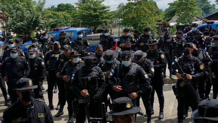 Más de 300 agentes de la PNC han sido movilizados hacia El Estor, Izabal, para efectuar la búsqueda de personas señaladas de haber herido a uniformados. (Foto Prensa Libre: Archivo AFP)