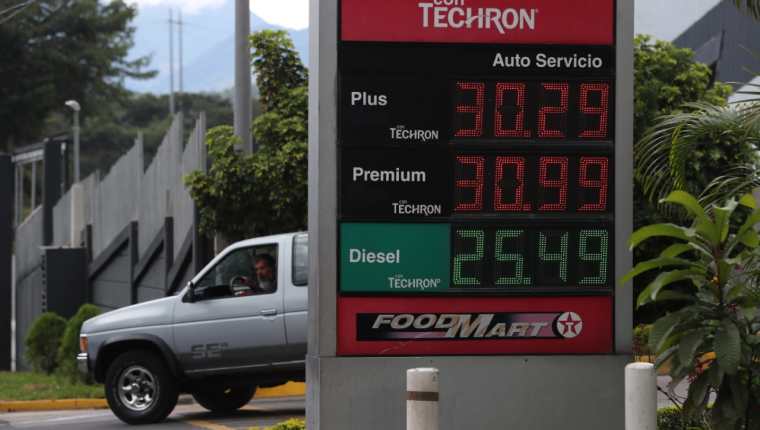 En lo que va del 2021 se han registrado varios incrementos en los precios de los combustibles. (Foto Prensa Libre: Érick Ávila)