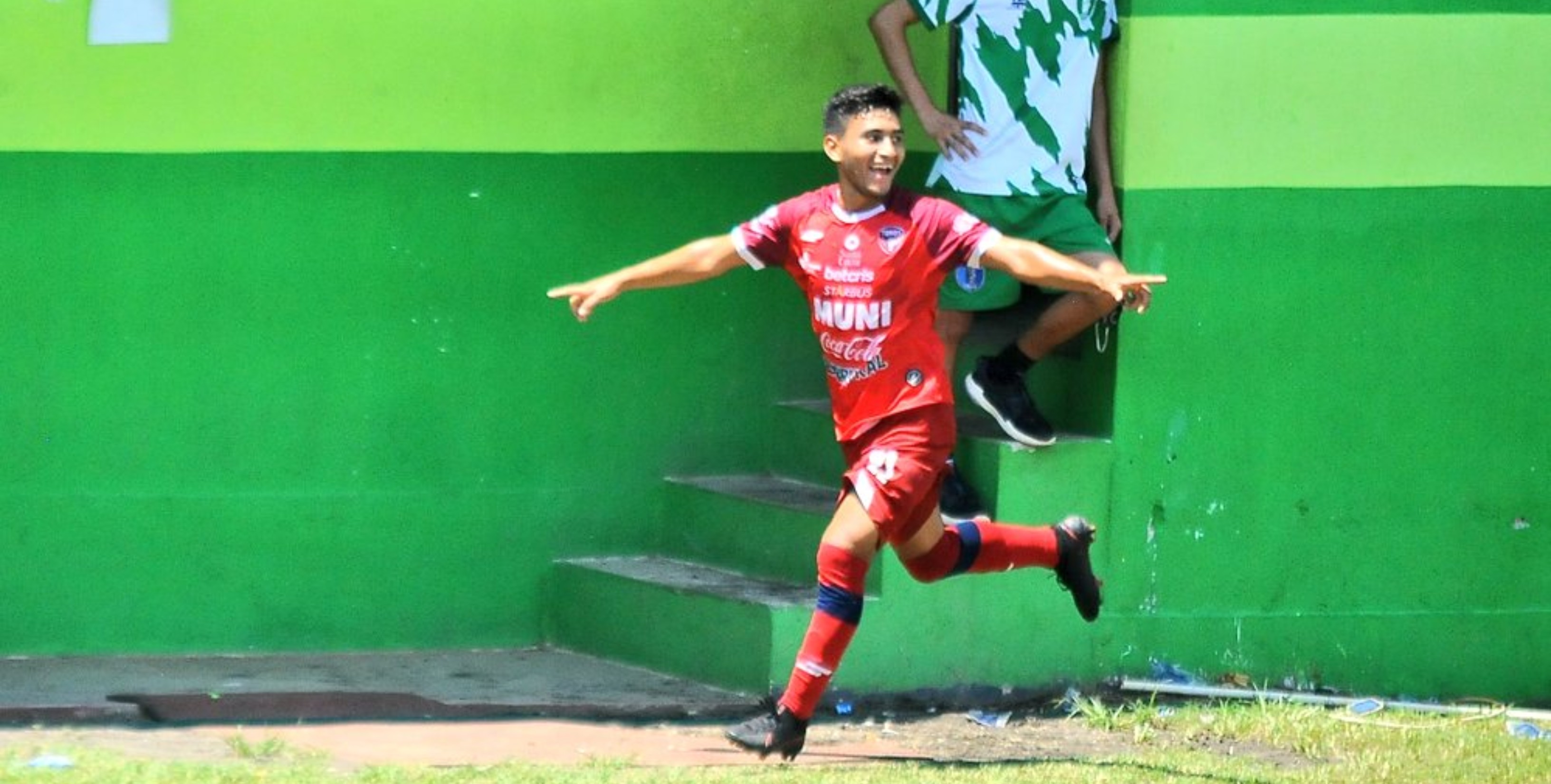 El juvenil José Guillermo Ochoa de León de Malacateco celebra su primer gol en el torneo Apertura y el tercero ante Santa Lucía. Los primeros los marcaron Enzo Herrera y Matías Rotondi. Foto @DMalacateco
