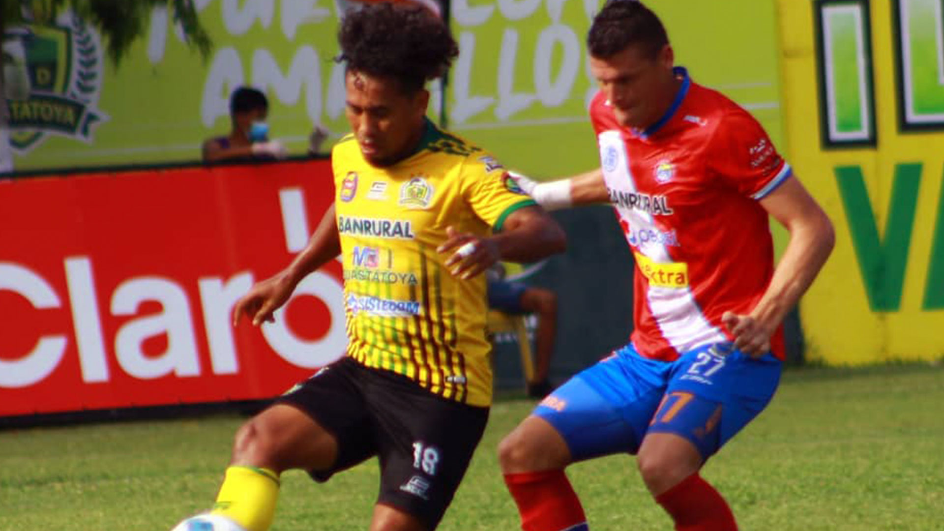 El jugador de Guastatoya Fredy Orellana (18) disputa el balón a su rival Orlando Moreira (27).  (Foto Prensa Libre: Xelajú Oficial)