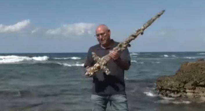 Shlomi Katzin halló en el mar una espada perteneciente a Las Cruzadas. (Foto Prensa Libre: Tomada del video de El Mundo)