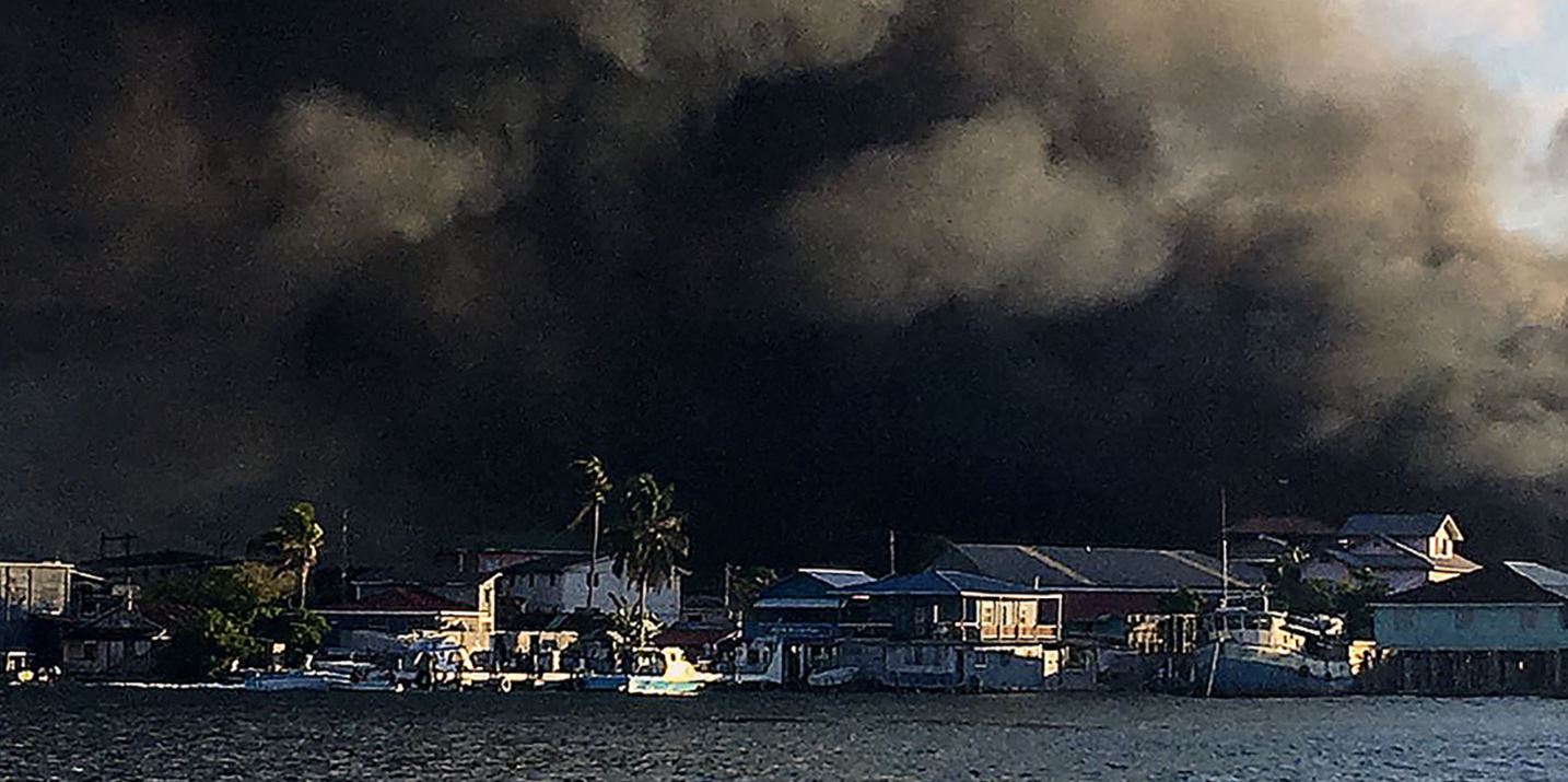 Vista del incendio en la isla de Guanaja, en el Caribe de Honduras. (Foto Prensa Libre: AFP)