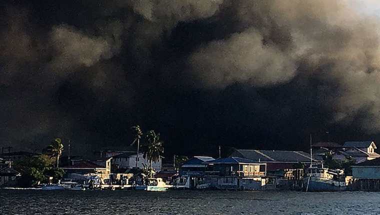 Videos: Incendio de grandes proporciones causa destrucción en isla  hondureña en el Caribe – Prensa Libre