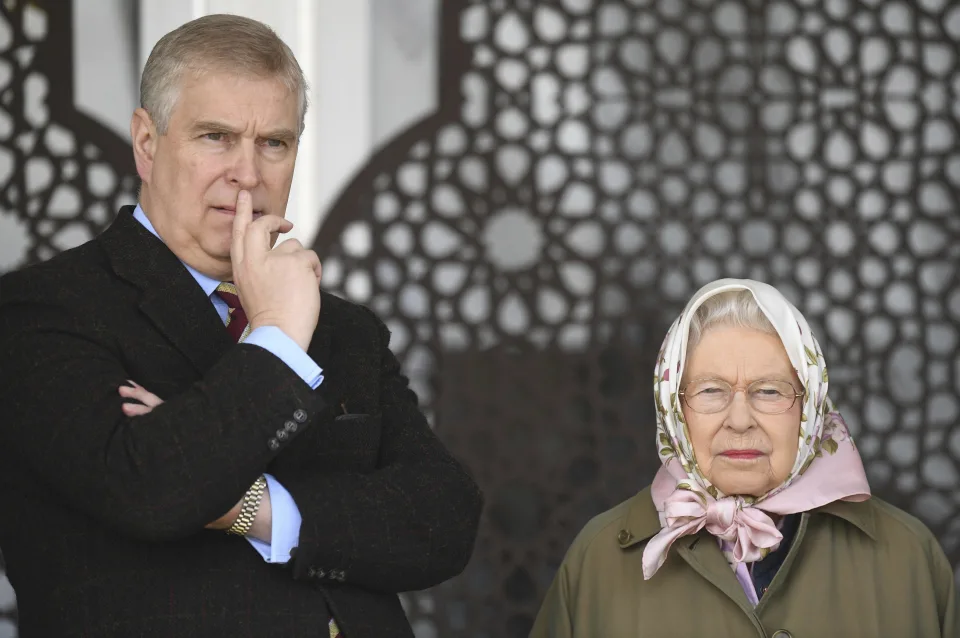 El duque de York  junto a su madre, la reina Isabel II. (Foto Prensa Libre: EFE)