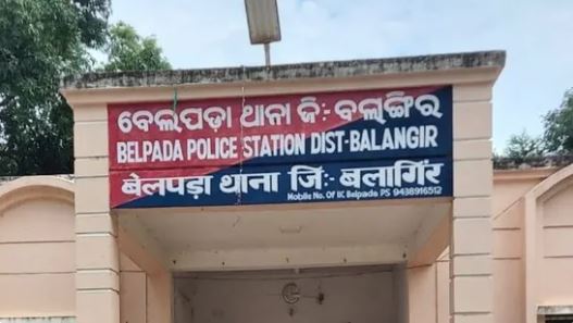 La policía fue alertada por la familia de la esposa del joven, por lo que fue rescatada. (Foto Prensa Libre: Twitter)