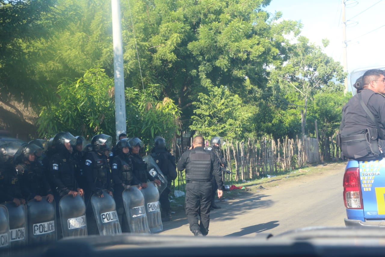 Contingentes de la PNC han sido enviados a El Estor, Izabal, para liberar la ruta bloqueada por manifestantes que se oponen a las operaciones de una minera. (Foto Prensa Libre: PNC)
