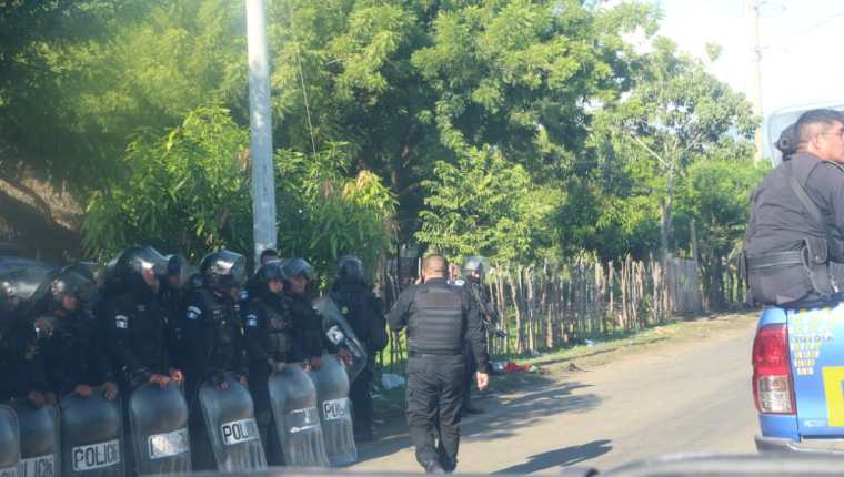 Contingentes de la PNC han sido enviados a El Estor, Izabal, para liberar la ruta bloqueada por manifestantes que se oponen a las operaciones de una minera. (Foto Prensa Libre: PNC)