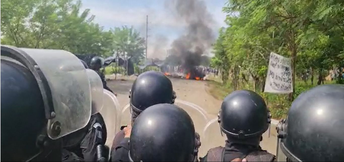 Un contingente de antimotines avanza para disolver una manifestación en El Estor, Izabal. (Foto Prensa Libre: PNC)