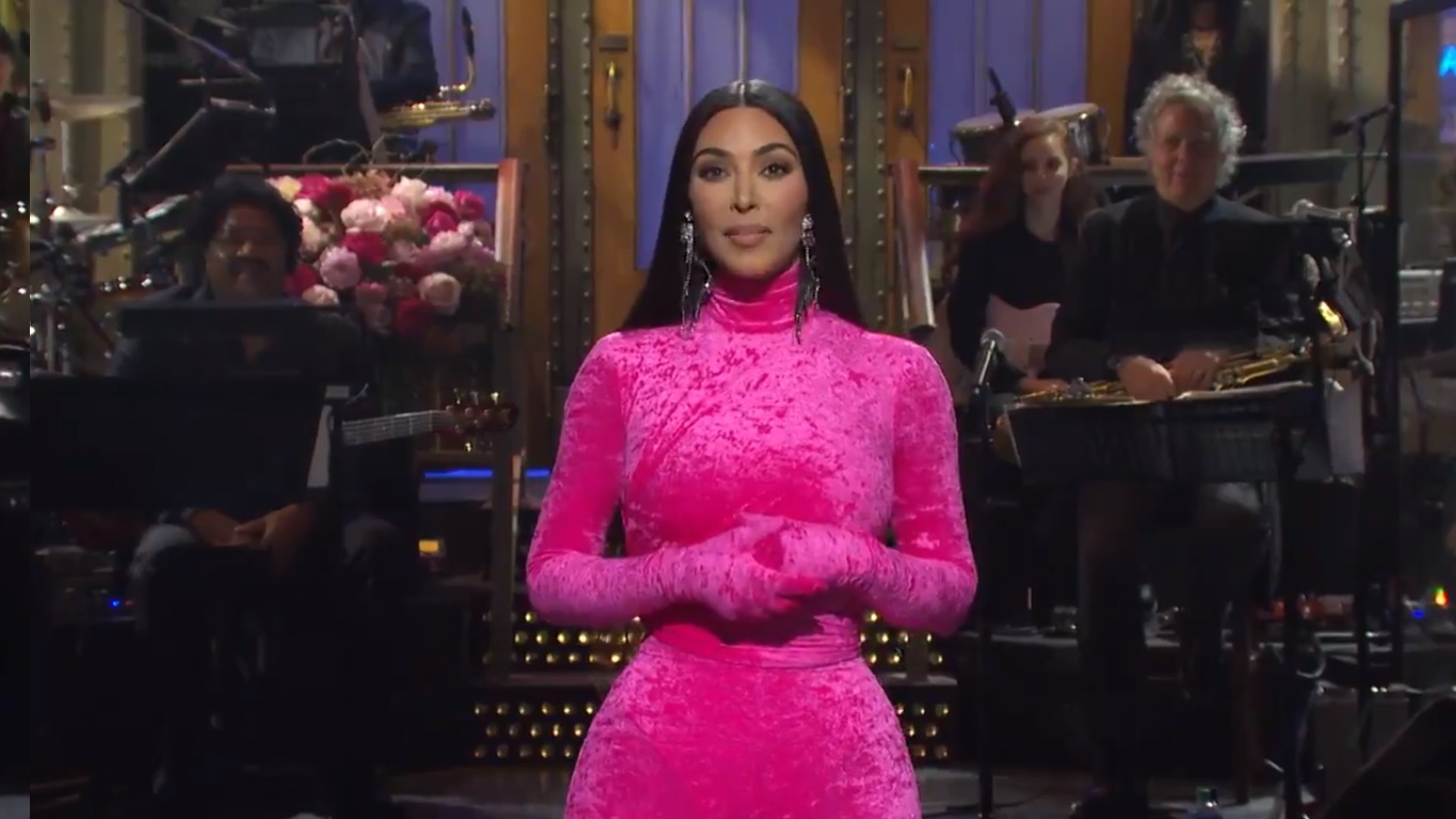 Kim Kardashian durante su monólogo inicial del programa Saturday Night Live el 9 de octubre.