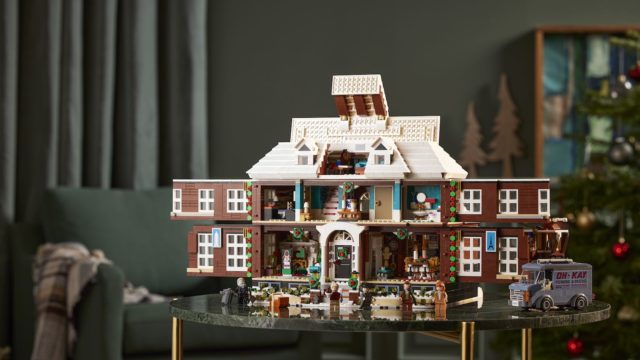 La casa de los McCallister, de la clásica película navideña, se transforma en bloques de LEGO en un sorprendente set. (Foto Prensa Libre: LEGO)
