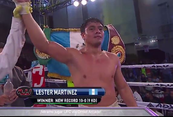 Lester Martínez le ganó por decisión unánime a Raiko Santana en Los Mochis, Sinaloa, México. Mantiene el invicto y ahora es récord de diez peleas, 9 por nocaut. Foto captura de pantalla. 