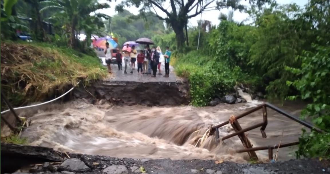 Las fuertes lluvias de la actual temporada dejan daños en infraestructura pública y privada. (Foto Prensa Libre: Tomada de @MTunchez_19)