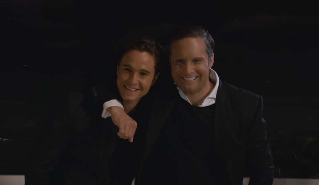 El actor Michael Ronda (izquierda) interpreta a Diego Boneta (derecha) en la serie de Netflix. (Foto Prensa Libre: Netflix)