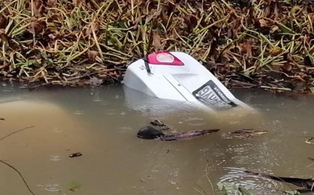 Lugar donde una mujer y su hija murieron cuando su vehículo cayó en una hondonada con agua en Ocós, San Marcos. (Foto Prensa Libre: Cortesía)