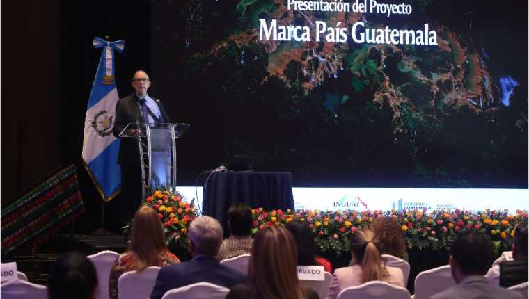 Mynor Cordón, director del Inguat dijo que la Marca País tiene como objetivo atraer inversionistas, turismo y compradores de productos nacionales. (Foto Prensa Libre: Carlos Hernández)