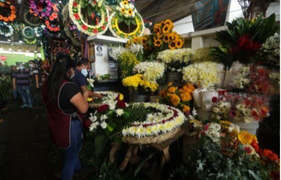 Vendedores del Mercado de Flores de la capital se quejan de bajas en las ventas este 2021. (Foto Prensa Libre: María José Bonilla) 