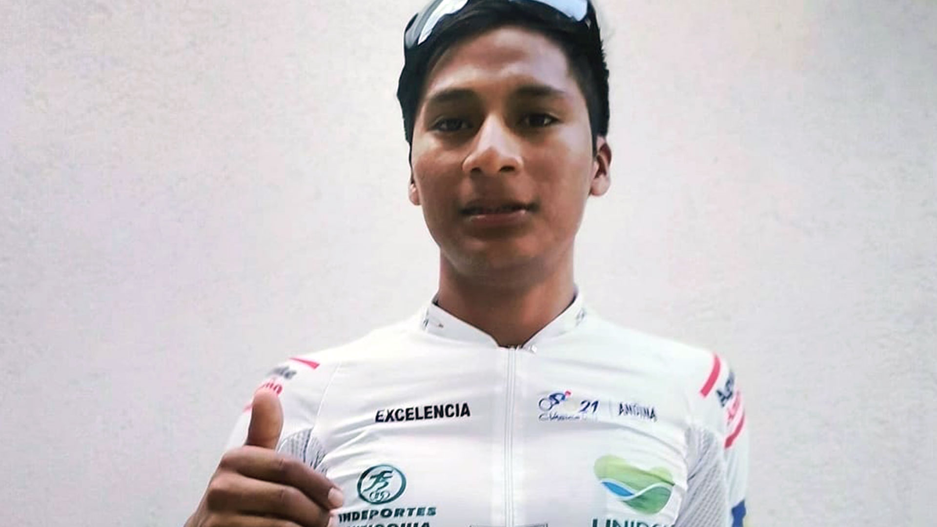 El ciclista nacional Mardoqueo Vásquez atabiado con el maillot de la excelencia, reconocimiento que obtuvo tras participar en la 60 edición del #ClásicoRCN (Foto Prensa Libre: Federación de Ciclismo Twitter)