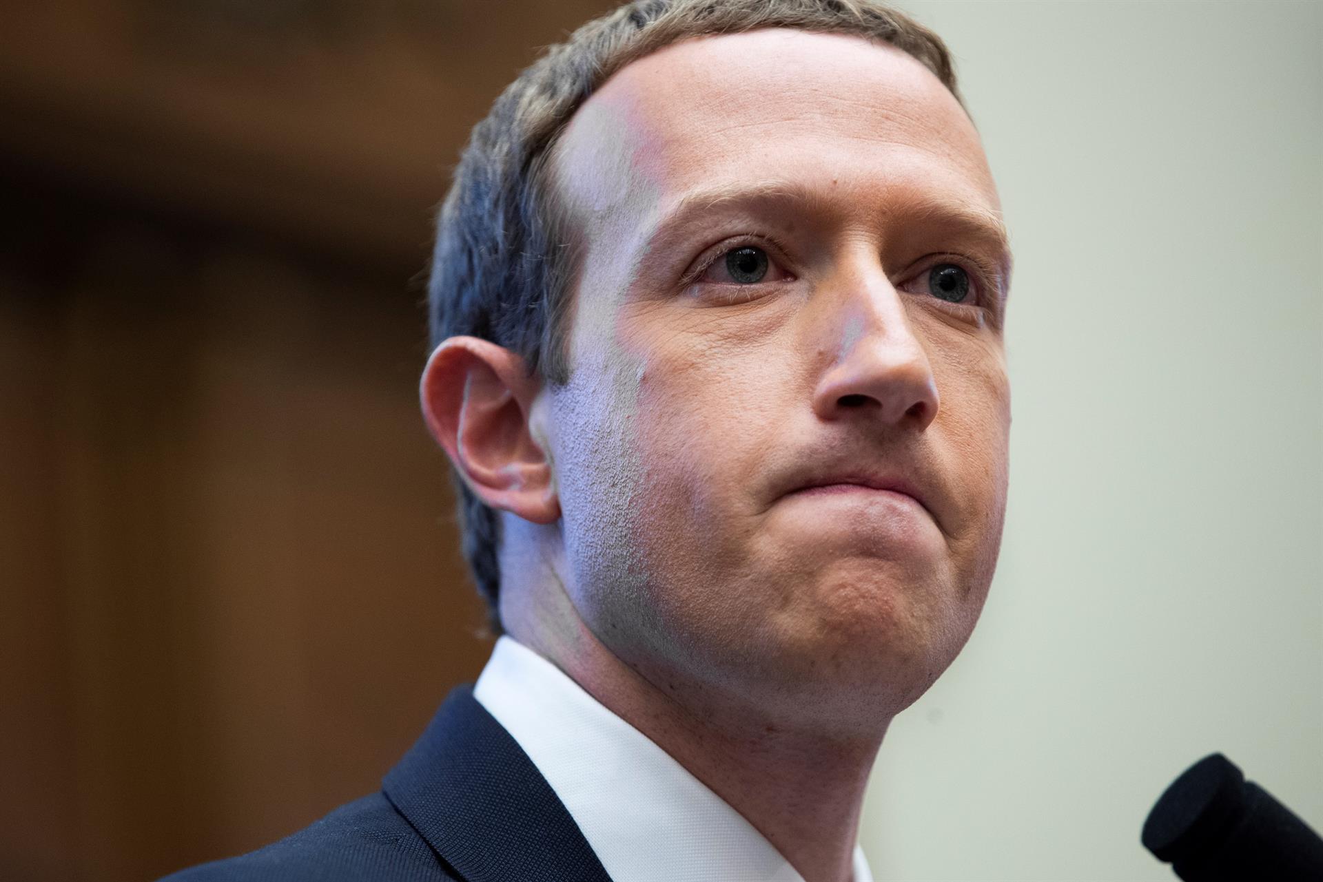 Mark Zuckerberg pierde millones de dólares tras la caída de Facebook. (Foto Prensa Libre: EFE)