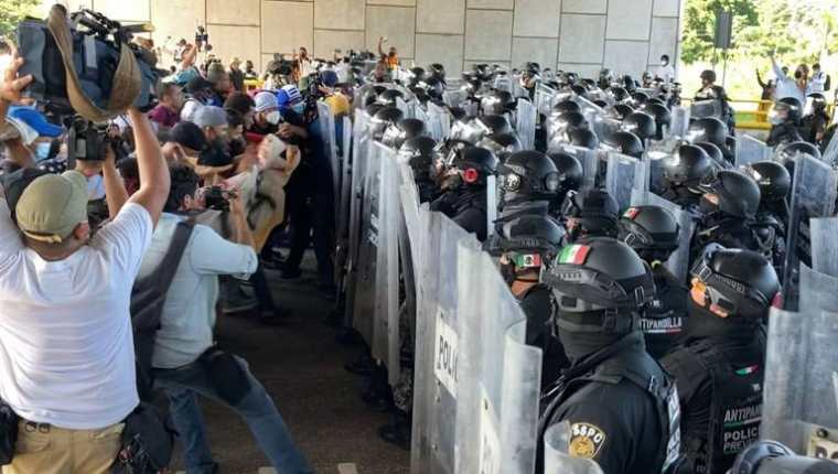 Fuerzas de seguridad mexicanas intentaban contener a miles de migrantes que buscan llegar a CDMX para luego continuar a EE. UU. (Foto Prensa Libre: Diario del Sur)