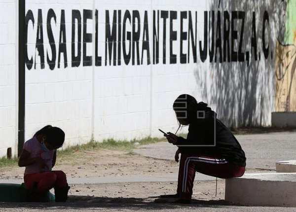 Autoridades mexicanas se alistan para una movilización de miles de migrantes centroamericanos que buscan asilo por la violencia y pobreza. (Foto Prensa Libre: EFE)