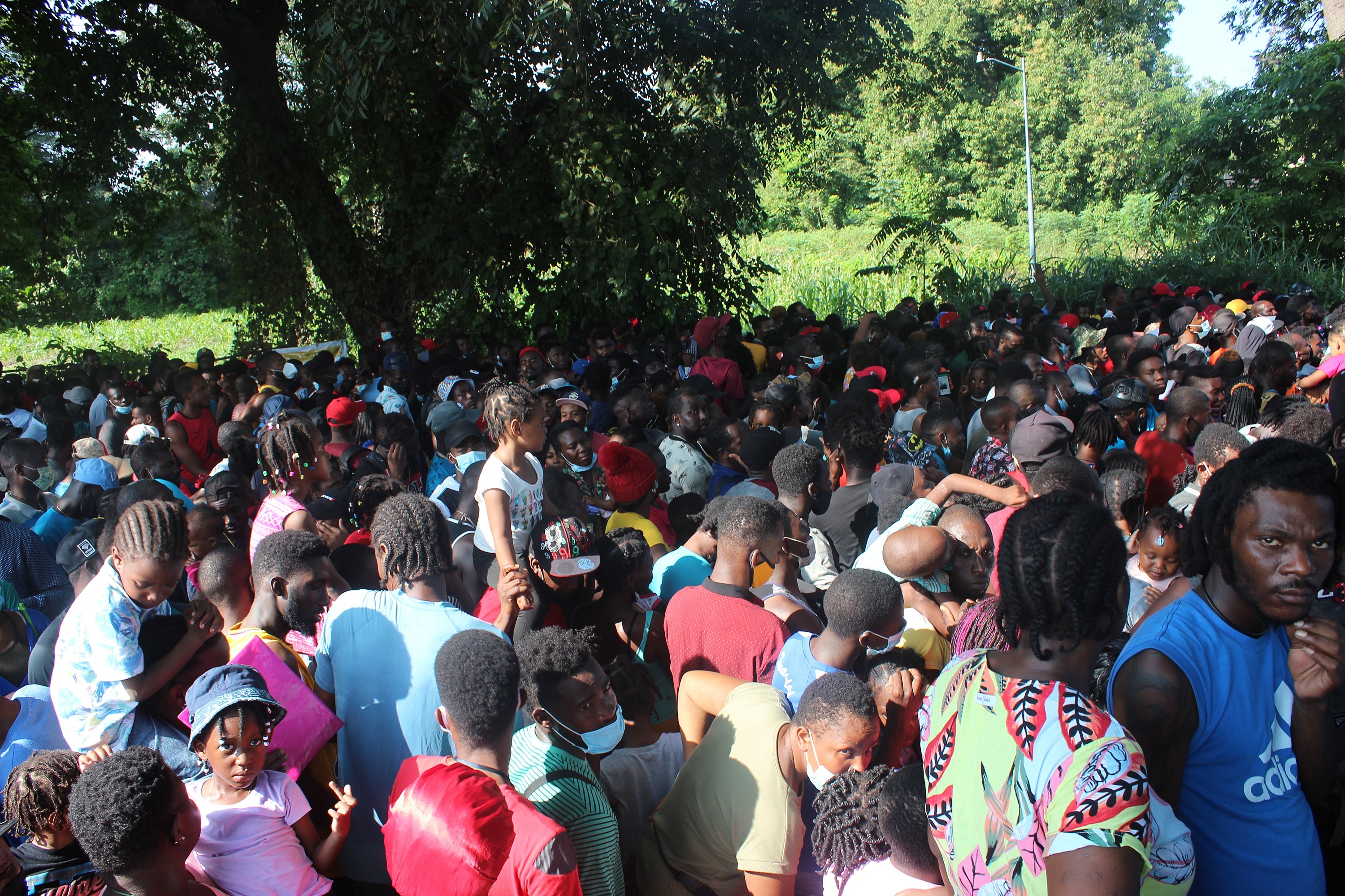 Migrantes, en su mayoría haitianos, hacen fila para tramitar su solicitud de refugiados en la ciudad de Tapachula, estado de Chiapas. (Foto Prensa Libre: EFE)