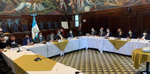 Funcionarios del Mineduc
 acuden a la Comisión de Finanzas para detallar su propuesta de presupuesto para el 2022. (Foto Prensa Libre: Henry Montenegro)