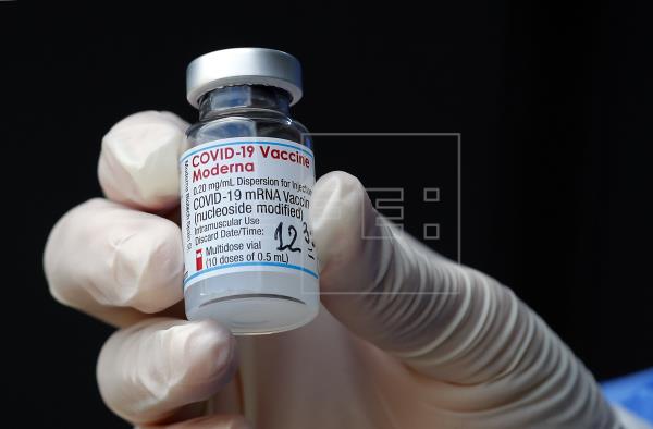 La farmacéutica Moderna busca que sea aprobada la tercera dosis de su vacuna contra el coronavirus. (Foto Prensa Libre: EFE)