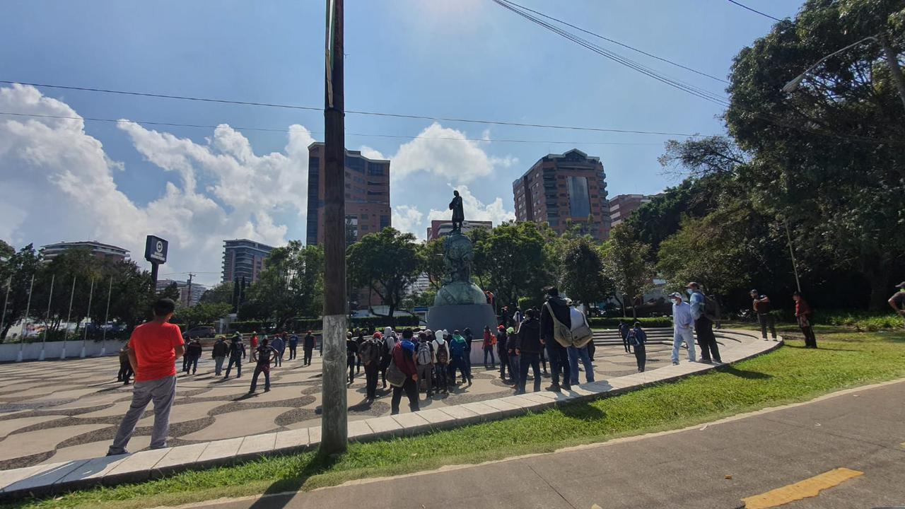 Personas intentaron derribar el monumento de Cristóbal Colón durante una manifestación en las avenidas de las Américas y Reforma. (Foto Prensa Libre: Amílcar Montejo)