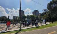Personas intentaron derribar el monumento de Cristóbal Colón durante una manifestación en las avenidas de las Américas y Reforma. (Foto Prensa Libre: Amílcar Montejo)