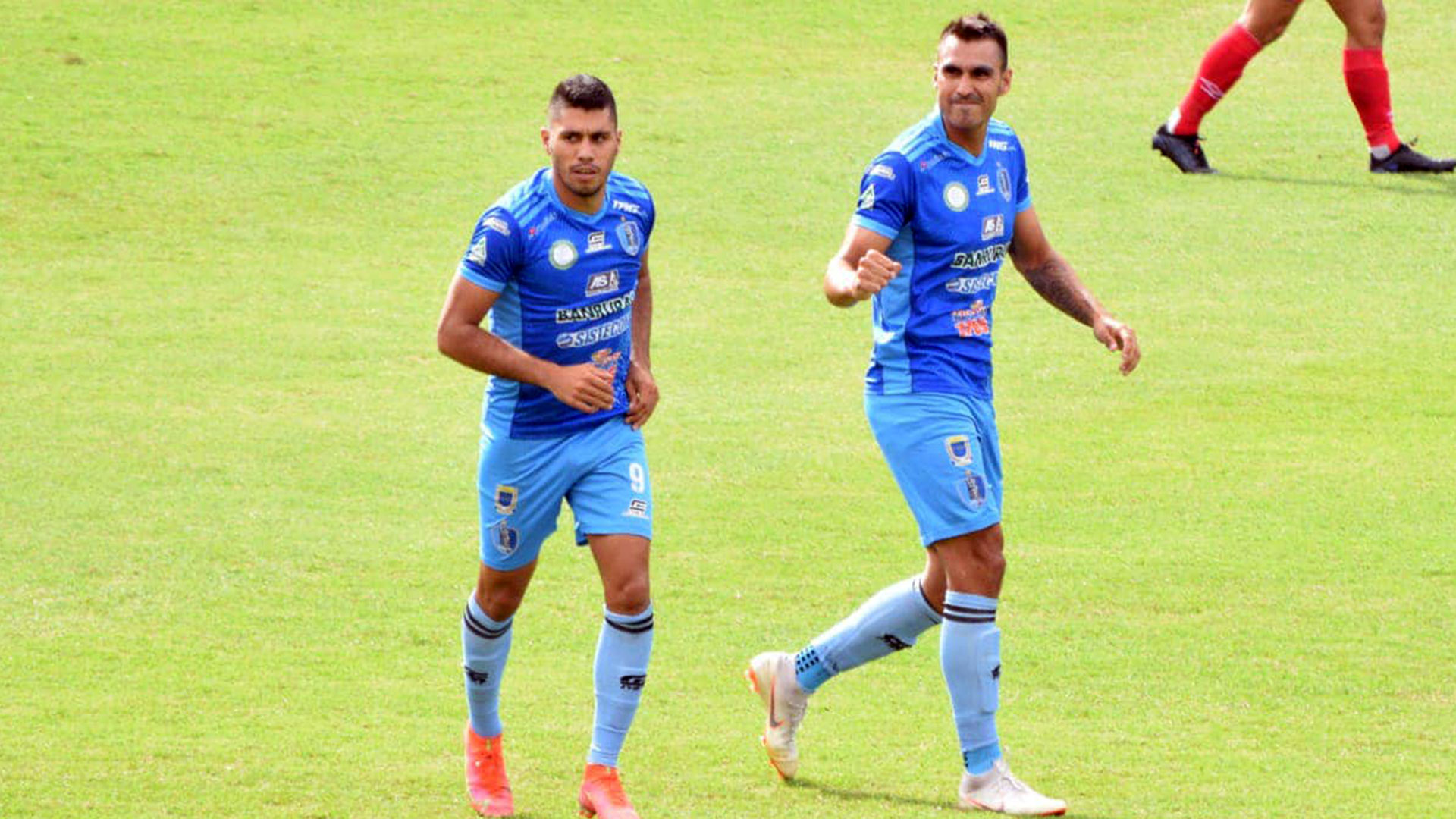 Los jugadores de Santa Lucía, Charles Martínez (derecha) y el delantero Isaac Acuña (izquierda) festejan el primer gol de su equipo ante Municipal. (Foto Prensa Libre: FC Santa Lucía Facebook)