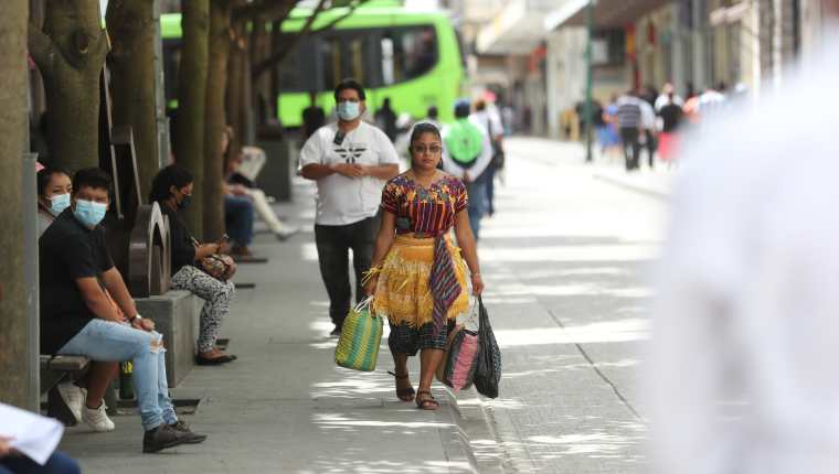 Varias personas caminan en el paseo de la Sexta Avenida zona 1, algunas sin portar mascarilla. Expertos en salud pública hacen un llamado para intensificar medidas de prevención. (Foto Prensa Libre: Hemeroteca PL)