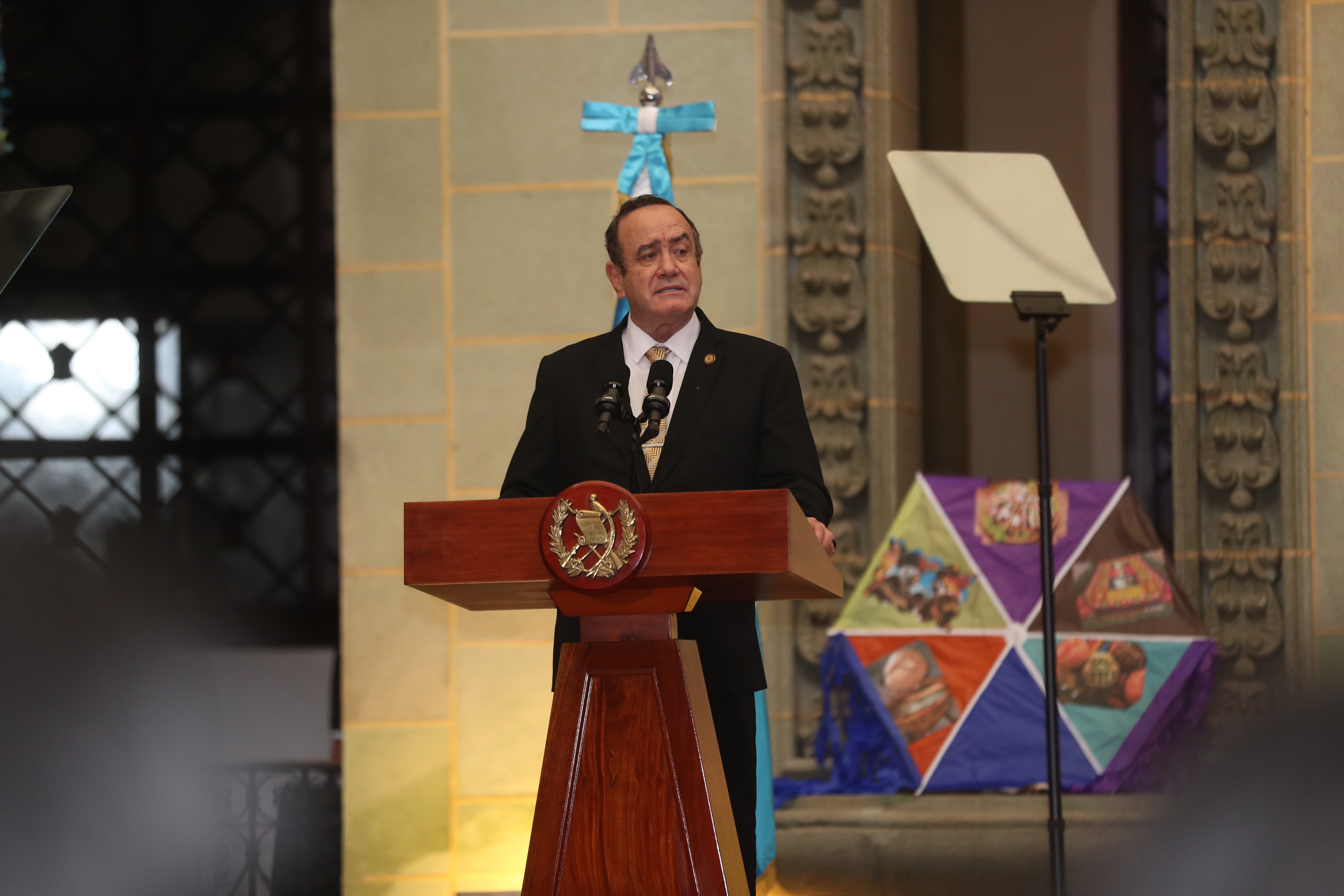 Bukele el presidente mejor valorado en Centroamérica y Giammattei, el peor: encuesta